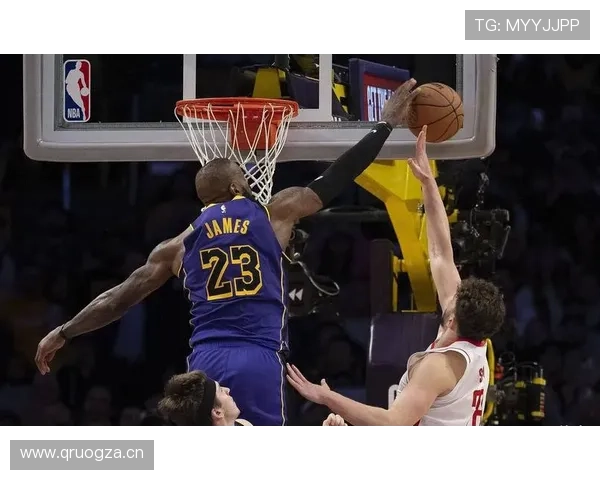 《NBA精彩瞬间回顾 球星们的经典表现与震撼时刻》